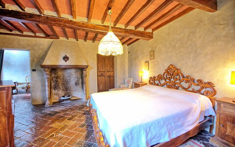 Montegufoni: Soveværelse, Værelse, Ejendom, Seng, Møbel, Bygning, Indretning, Hus, Sengetøj, Ejendom