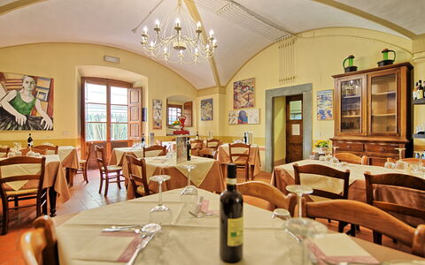 Montegufoni: Restaurant, Værelse, Ejendom, Spisestue, Bygning, Indretning, Ejendom, Bord, Møbel, Forretning