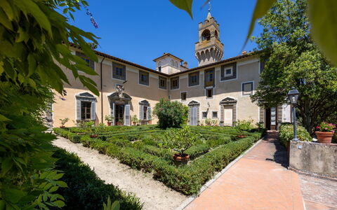 Montegufoni: Facade, Have, Estate, Mansion, Gård, Gårdsplads, Lawn, Landscaping, Hacienda, Villa