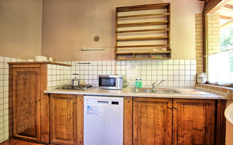 Montegufoni: Træ, Countertop, Indretning, Gulvbelægning, Køkken, Møbel, Cabinetry, Etage, Værelse, Sanitærarmatur