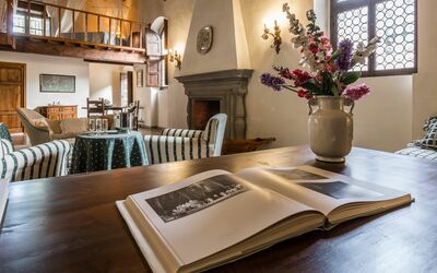 Teatro: Værelse, Indretning, Stue, Ejendom, Møbel, Bord, Hjem, Kaffebord, Hus, Bygning