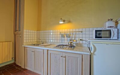 Tettoia: Ejendom, Værelse, Køkken, Countertop, Cabinetry, Møbel, Gul, Flise, Bygning, Hus