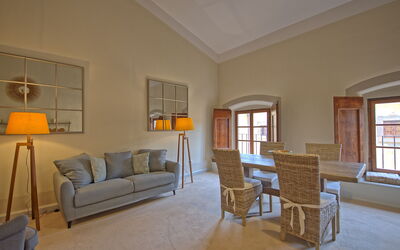 Montegufoni 27: Billedramme, Møbel, Ejendom, Couch, Vindue, Bygning, Window Blind, Stue, Træ, Indretning