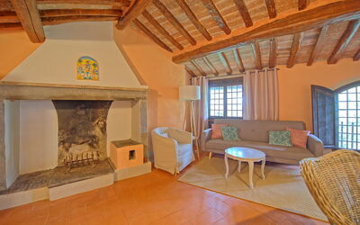 Montegufoni 11: Værelse, Ejendom, Bygning, Hearth, Hus, Stue, Møbel, Indretning, Ejendom, Hjem