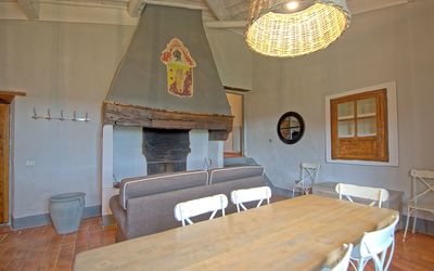 Acciaioli 14: Værelse, Ejendom, Møbel, Bygning, Indretning, Stue, Bord, Etage, Hus, Loft