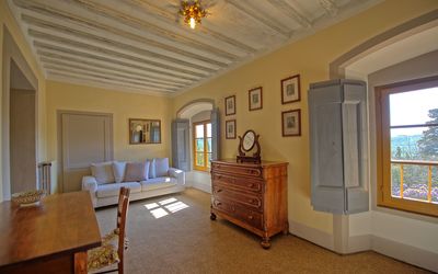 Cardinale: Værelse, Ejendom, Loft, Bygning, Indretning, Møbel, Hus, Gul, Hjem, Ejendom