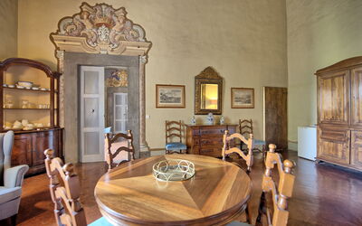 Montegufoni 7: Billedramme, Møbel, Bord, Couch, Stol, Indretning, Træ, Bygning, Stue, Etage