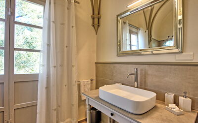 Segretario: Spejl, Tap, Håndvask, Sanitærarmatur, Badeværelsesvask, Ejendom, Badeværelse, Vindue, Træ, Bygning