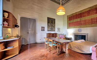 Fattoressa: Bord, Møbel, Ejendom, Træ, Billedramme, Belysning, Indretning, Stol, Arkitektur, Stue