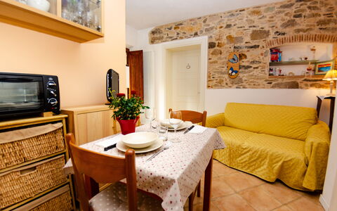 La Piccola Margherita: Værelse, Møbel, Ejendom, Stue, Indretning, Gul, Bygning, Bord, Ejendom, Hus