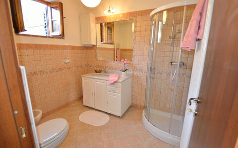 Alla Piazzetta: Værelse, Ejendom, Badeværelse, Etage, Hus, Flise, Bygning, Ejendom, Indretning, Møbel