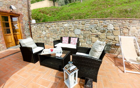 Alla Piazzetta: Ejendom, Væg, Værelse, Møbel, Mursten, Bygning, Hus, Ejendom, Gårdhave, Etage