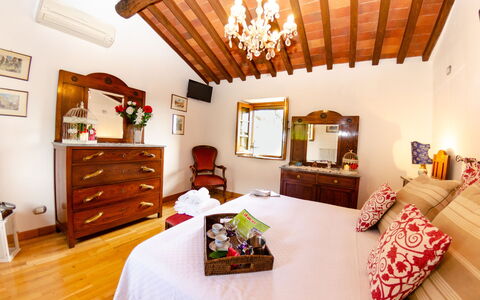 Alla Piazzetta: Værelse, Ejendom, Soveværelse, Møbel, Indretning, Seng, Hus, Bygning, Ejendom, Loft