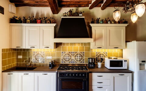 Villa Roncovisi: Countertop, Cabinetry, Køkken, Værelse, Møbel, Ejendom, Indretning, Loft, Belysning, Komfur