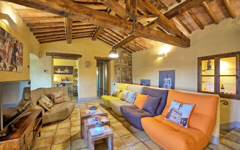 Villa Sonia: Billedramme, Couch, Ejendom, Møbel, Bord, Stue, Træ, Studio Couch, Indretning, Etage