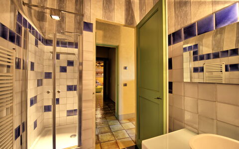 Villa Sonia: Etage, Gulvbelægning, Badeværelse, Ejendom, Sanitærarmatur, Glas, Loft