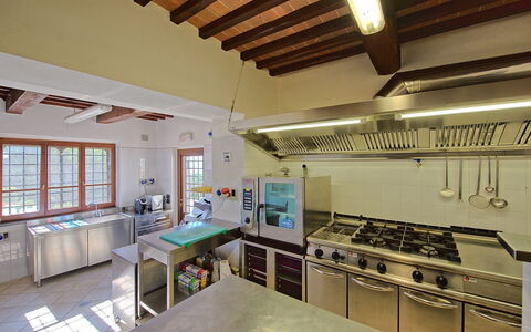 Villa Umbra: Ejendom, Værelse, Bygning, Loft, Indretning, Hus, Møbel, Ejendom, Køkken, Arkitektur