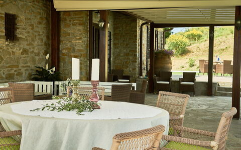 Villa Umbra: Ejendom, Dug, Værelse, Møbel, Restaurant, Indretning, Bygning, Bord, Spisestue, Hus