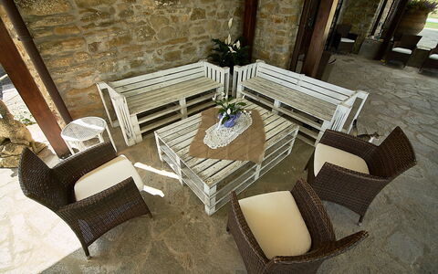 Villa Umbra: Møbel, Værelse, Indretning, Bord, Arkitektur, Kaffebord, Stue, Design, Etage, Stol