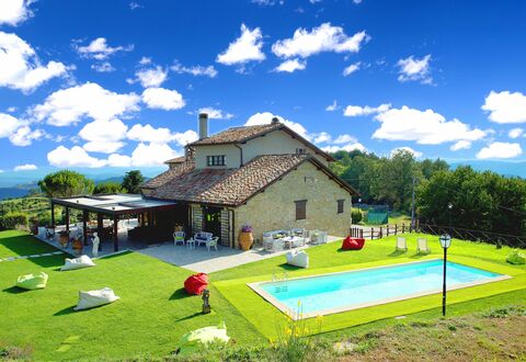Villa Umbra: Ejendom, Hus, Naturlige Landskab, Himmel, Græs, Ejendom, Hjem, Land Lot, Bygning, Estate