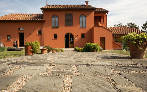 Incanto Toscano: Plante, Himmel, Bygning, Ejendom, Vindue, Sky, Dør, Hus, Land Lot, Vejbelægning