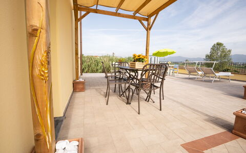 Incanto Toscano: Himmel, Ejendom, Bord, Plante, Indretning, Træ, Skygge, Træ, Sky, Veranda