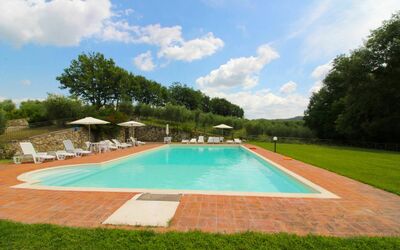 Podere Le Fornaci: Svømmepøl, Ejendom, Græs, Estate, Fritid, Ejendom, Lawn, Backyard, Hus, Boligområde