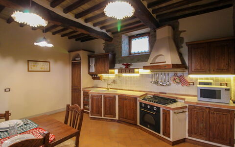 Borgo di Usciano: Køkken, Møbel, Indretning, Køkken Apparat, Gulvbelægning, Træ, Countertop, Større Bandage, Cabinetry, Loft