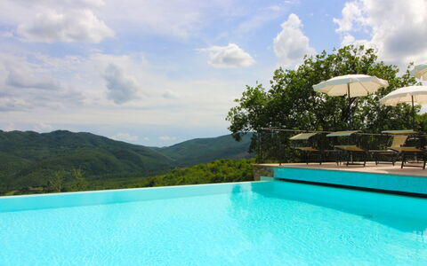 Borgo di Usciano: Vand, Sky, Himmel, Plante, Blå, Svømmepøl, Natur, Rektangel, Krop Af Vand, Naturlige Landskab