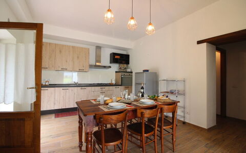 Podere i Gigli: Værelse, Ejendom, Møbel, Bygning, Etage, Indretning, Køkken, Hus, Hårdttræ, Trægulve