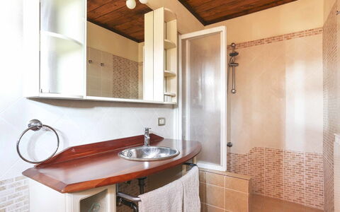 La Castagnara: Værelse, Ejendom, Badeværelse, Bygning, Indretning, Håndvask, Hus, Ejendom, Møbel, Arkitektur