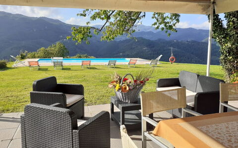 La Castagnara: Ejendom, Værelse, Væg, Hus, Bord, Møbel, Hjem, Skygge, Ejendom, Græs