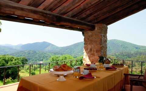 Compignano Barn: Ejendom, Værelse, Hus, Udvej, Ferie, Bygning, Træ, Bjerg, Landskab, Landdistrikt