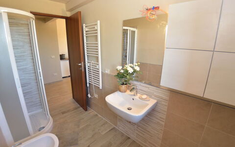 Ai Salici: Badeværelse, Ejendom, Værelse, Flise, Etage, Bygning, Toilet, Indretning, Ejendom, Sanitærarmatur