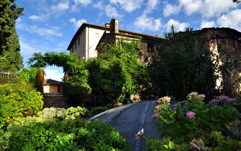 Villa Dorella Di Montaperti: Ejendom, Hus, Vegetationen, Naturlige Landskab, Hjem, Bygning, Sommerhus, Ejendom, Have, Botanik