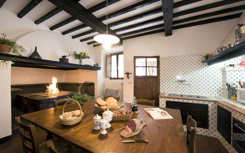 Villa Dorella Di Montaperti: Værelse, Indretning, Ejendom, Bygning, Loft, Hus, Countertop, Møbel, Loft, Køkken