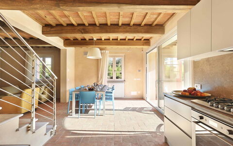 Uva: Ejendom, Bygning, Loft, Værelse, Indretning, Hus, Hjem, Etage, Arkitektur, Møbel