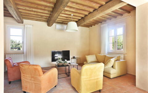 Uva: Stue, Værelse, Ejendom, Loft, Møbel, Indretning, Bygning, Etage, Hus, Væg