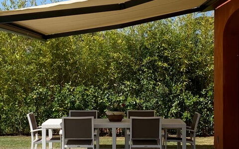 Uva: Plante, Møbel, Himmel, Plantesamfund, Bord, Skygge, Udendørs Bord, Udendørs Møbler, Stol, Træ