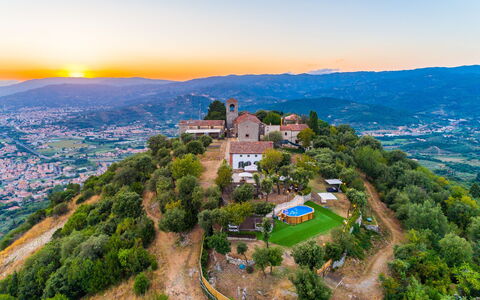 Villa Del Santo Bastiano: Himmel, Natur, Milepæl, Luftfotografering, Stad, Bakke, Turisme, City, Morgen, Bjerg