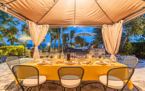 Villa Del Santo Bastiano: Ejendom, Bord, Gul, Møbel, Ejendom, Gårdhave, Fritid, Skygge, Baldakin, Indretning