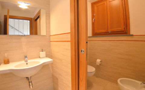 Il Sogno Tra i Vigneti: Badeværelse, Værelse, Ejendom, Væg, Etage, Sanitærarmatur, Bygning, Flise, Indretning, Arkitektur