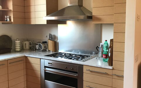 Il Sogno Tra i Vigneti: Countertop, Møbel, Cabinetry, Komfur, Værelse, Køkken, Ejendom, Indretning, Etage, Større Bandage