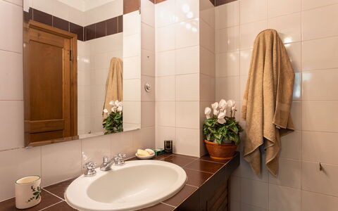 Casa La Rotta: Badeværelse, Værelse, Ejendom, Indretning, Flise, Håndvask, Ejendom, Bygning, Loft, Tap