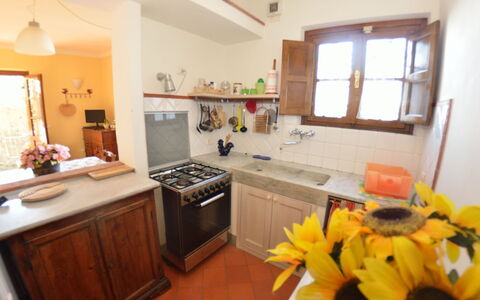 La Cipressa: Værelse, Ejendom, Møbel, Køkken, Bygning, Gul, Hus, Indretning, Etage, Hjem