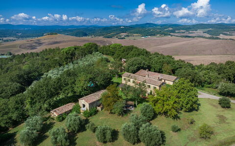Castello D'Ombrone: Sky, Himmel, Plante, Bygning, Naturlige Landskab, Træ, Highland, Hus, Land Lot, Græs-