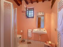 pratale-apartments-chianti-tavernelle-val-di-pesa-farmhouse-bilo-apartment-bathroom