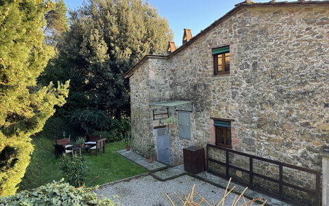 Batticapo di Ilaria: Plante, Himmel, Bygning, Vindue, Land Lot, Træ, Sommerhus, Græs, Hus, Landskab