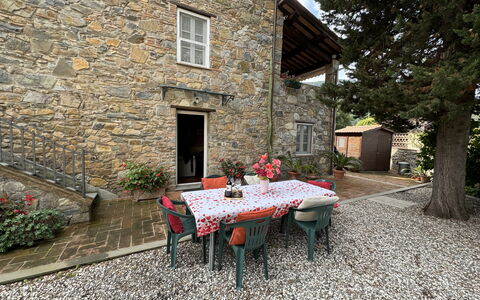 Casa Max: Plante, Bygning, Vindue, Bord, Vejbelægning, Hus, Træ, Udendørs Møbler, Træ, Udendørs Bord