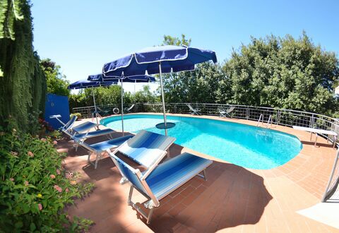 Il Corbezzolo: Svømmepøl, Ejendom, Ejendom, Udvej, Fritid, Ferie, Vandland, Skygge, Bygning, Udendørs Møbler